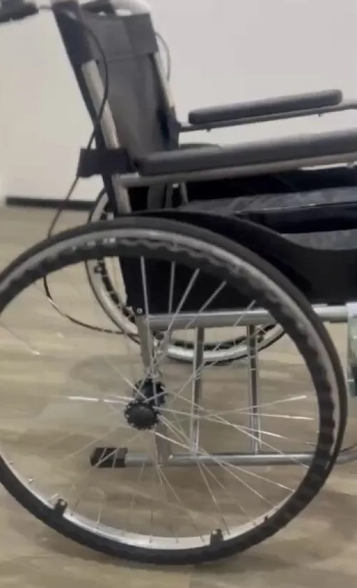 Fauteuil garde-robe roulant pliable avec seau hygiénique  Livraison Algérie