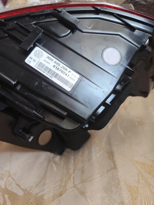 مصباح خلفي أصلي Volkswagen Passat B8 (فولكسفاغن باسات الجيل B8).  جديد.     vendre, feu arrière Volkswagen d'origine (OEM), neuf et jamais monté, encore protégé par son film d'origine .