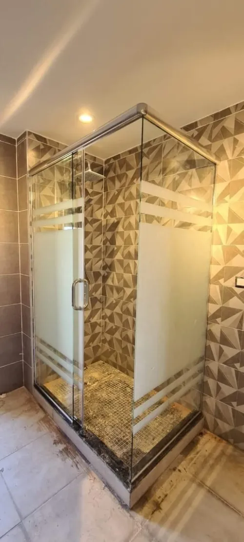 rampes d'éscalier , garde corps, et cabine de douche 