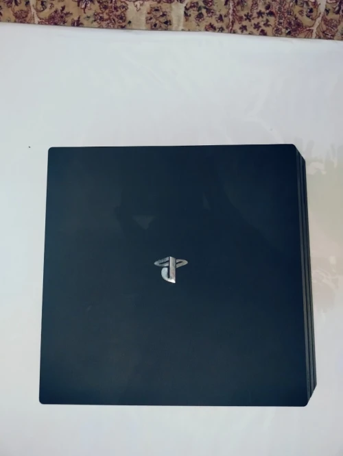 PS4 pro très bonne état et très peu utilisé 