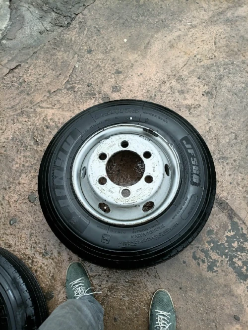 Pneus et jantes 8.5 R17.5
