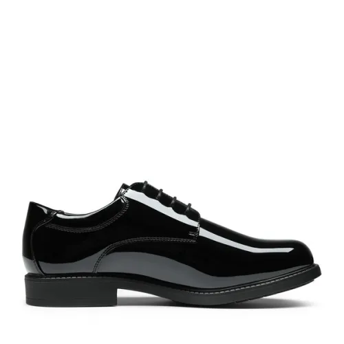 Une paire de chaussures classique de la marque Bruno Marc