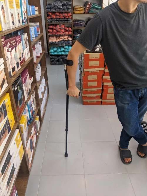 Vente Gros et Détail de Matériel Médical et d'Orthopédie : Tout type de fauteuil roulant, canne, couches adulte, bequille et chaise percée garde-robe (Yuwell, Kaiyang)