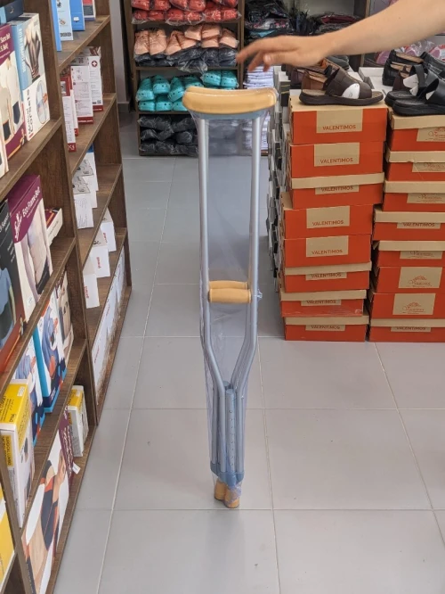 Vente Gros et Détail de Matériel Médical et d'Orthopédie : Tout type de fauteuil roulant, canne, couches adulte, bequille et chaise percée garde-robe (Yuwell, Kaiyang)
