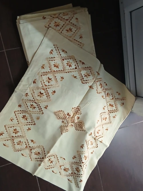 parure de drap travaillé a main point de croix jamais utilisé etat 10/10