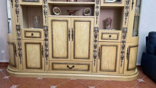 Buffet / Vaisselier en bois sculpté style classique
