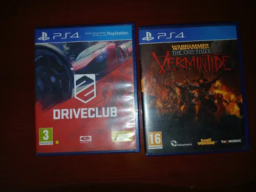 Ps4 très bonne état avec 2 manettes originales et 2 CD 500g version 11.5