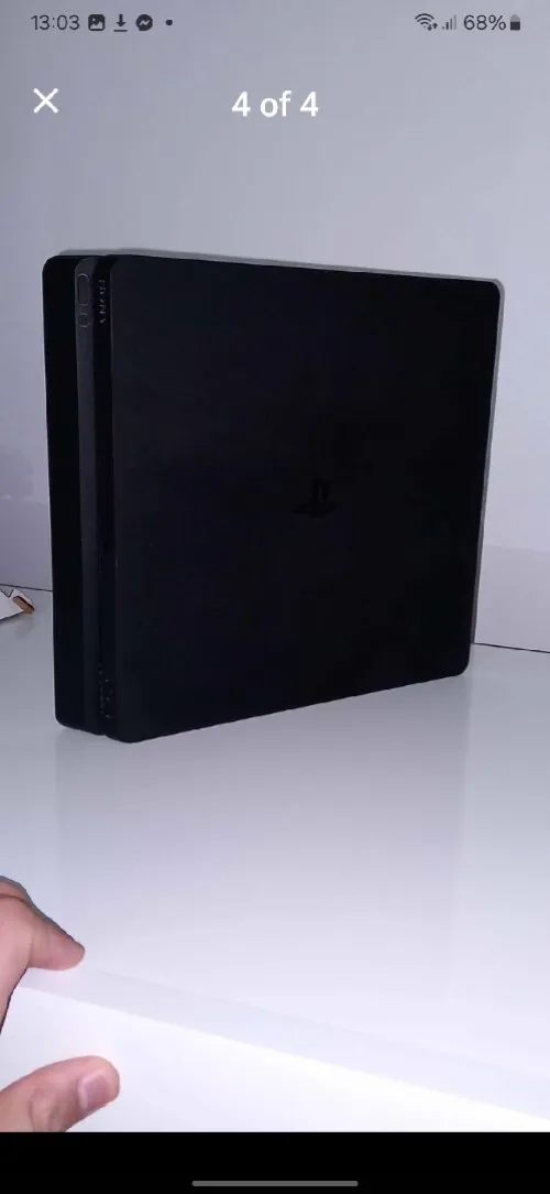 Ps4 très bonne état avec 2 manettes originales et 2 CD 500g version 11.5