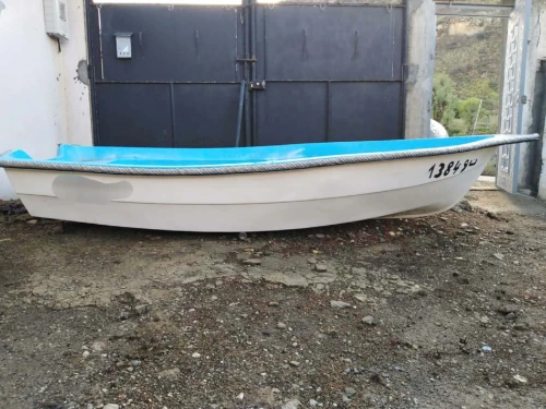 un barque de 3.65 mètres avec moteur