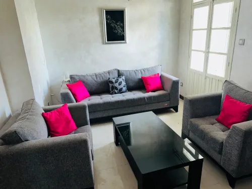 Salon avec table basse et salle a manger en hetre