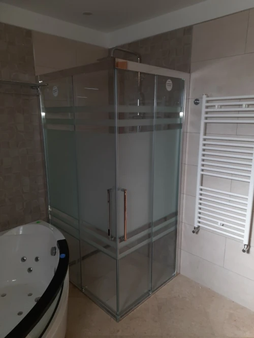 Cabine de douche et baignoire sur mesu