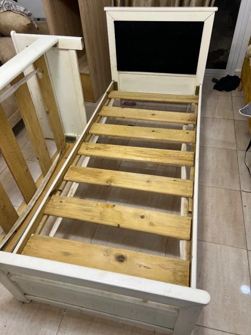 2 lits en bois rouge