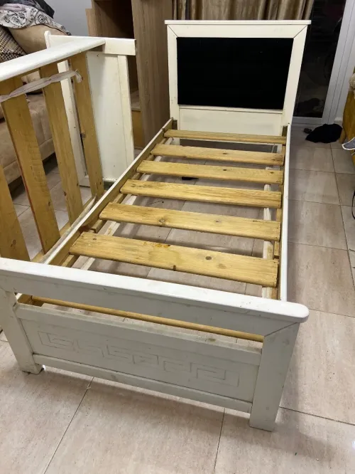 2 lits en bois rouge