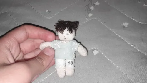 Petite poupee en mains