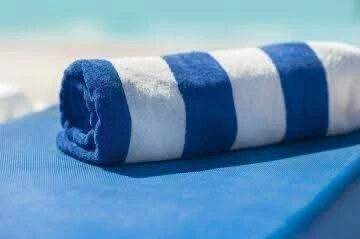 serviette piscine de couleur a rayure bleu /blanc et jaune/blanc