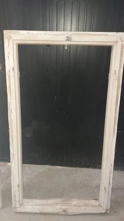 Fenetre en bois rouge 