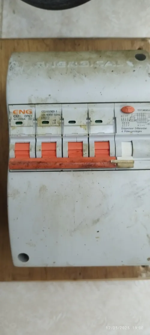 Tableau en bois (disjoncteur 380v 32a avec différentiel 300ma + prise industrielle triphasé étanche)