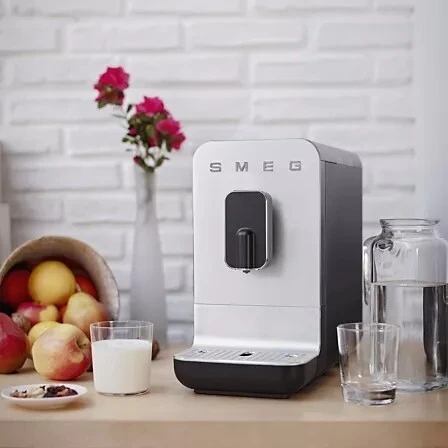 Smeg Machine à Café Expresso Automatique BCC11BLMEU Broyeur à grain  Dimensions Compactes 1350W Noir
