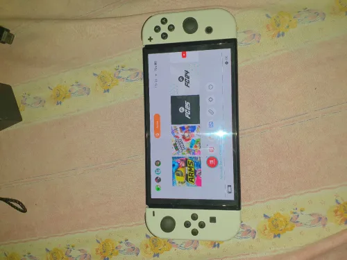 Nintendo switch oled  avec stickers mario et tout lesaccessoires 