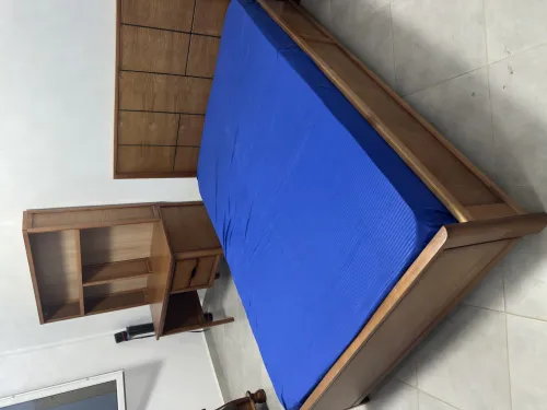 Lit + table de nuit + garde-robe + bureau 