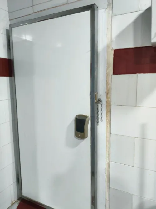 Chambre froide avec porte