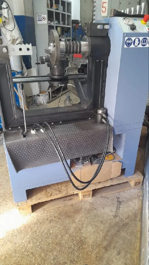 Machine pour dressage de jentes et pneumatiques 