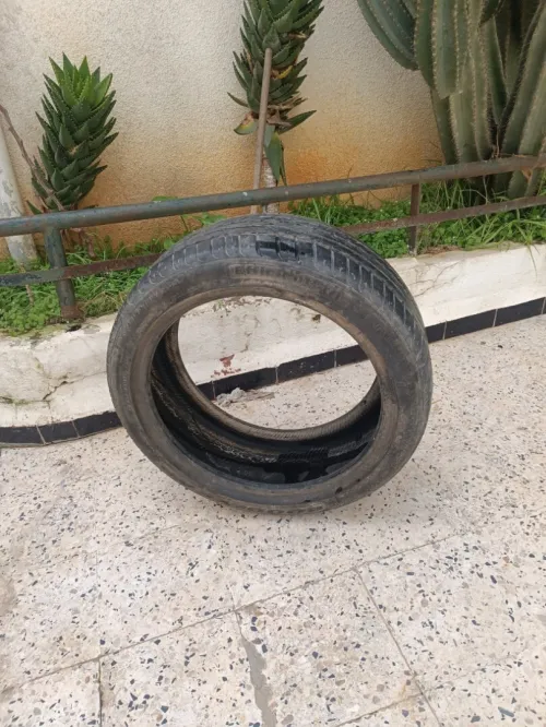Vend (2) pneux occasion 225/45/18 et 225/40/18 en bonne état pour bmw X 1