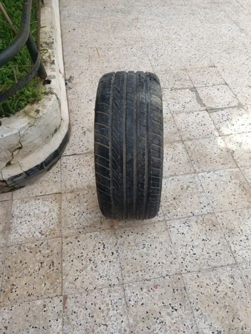 Vend (2) pneux occasion 225/45/18 et 225/40/18 en bonne état pour bmw X 1