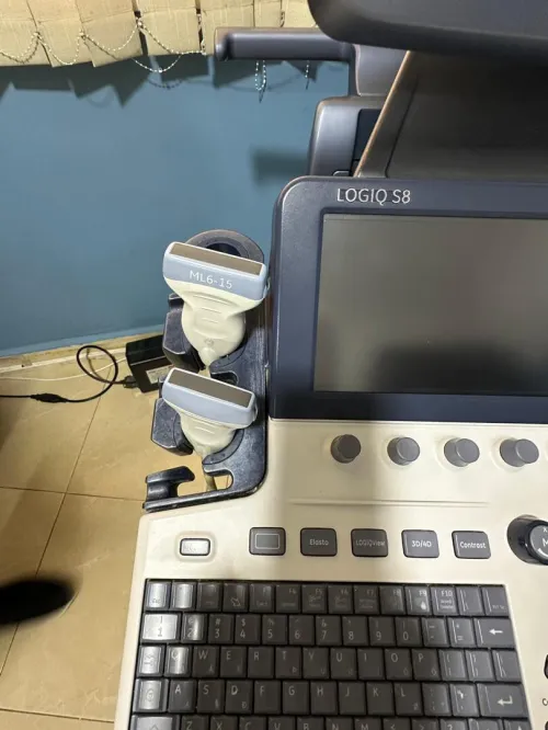 Echographe Logiq S8 de marque générale électrique.