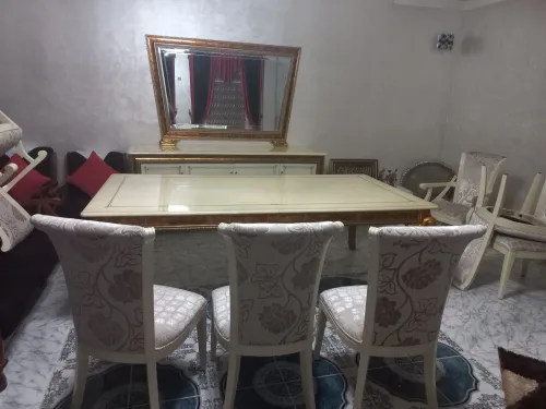 Table à manger + 8 chaises + bayou