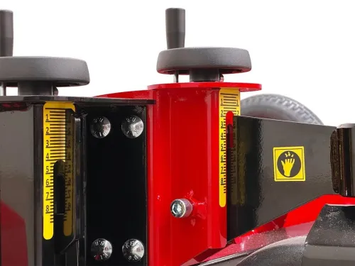 Machine tractée à entraînement  pour le nettoyage et l'entretien régulier des terrains en gazon synthétique.