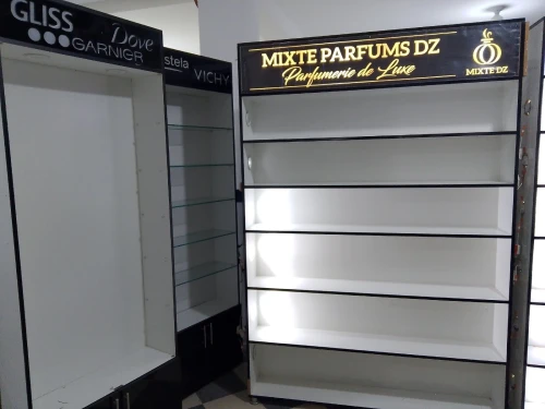 Vitrines pour magasin parfumerie 