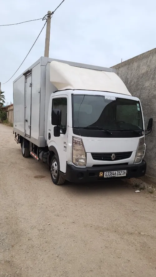 Renault Maxity 2012