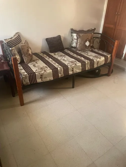 Salon et lits et porte chaussure et porte mentaux 