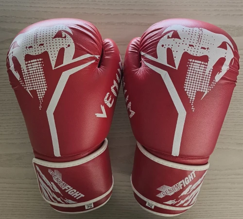 Gants de boxe VENUM 14 OZ rouges