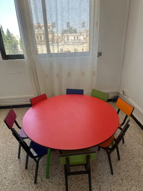 Articles scolaires : tables avec chaises , tableaux et bureaux 