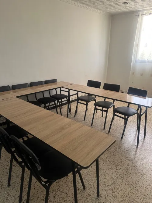 Articles scolaires : tables avec chaises , tableaux et bureaux 
