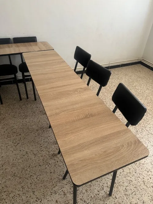 Articles scolaires : tables avec chaises , tableaux et bureaux 