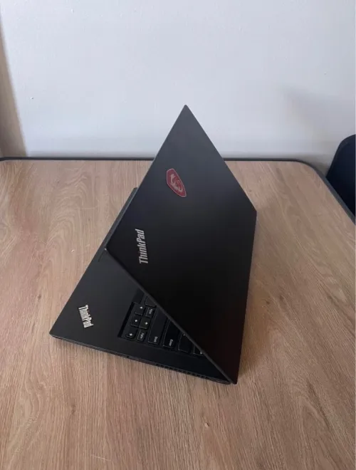 Un laptop Lenovo ThinkPad T480s (super) très bon état avec un chargeur Original