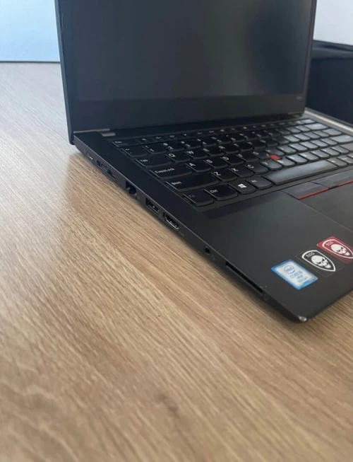 Un laptop Lenovo ThinkPad T480s (super) très bon état avec un chargeur Original