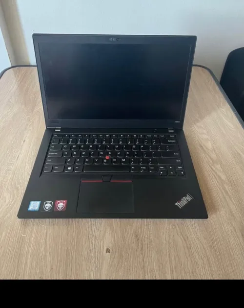 Un laptop Lenovo ThinkPad T480s (super) très bon état avec un chargeur Original