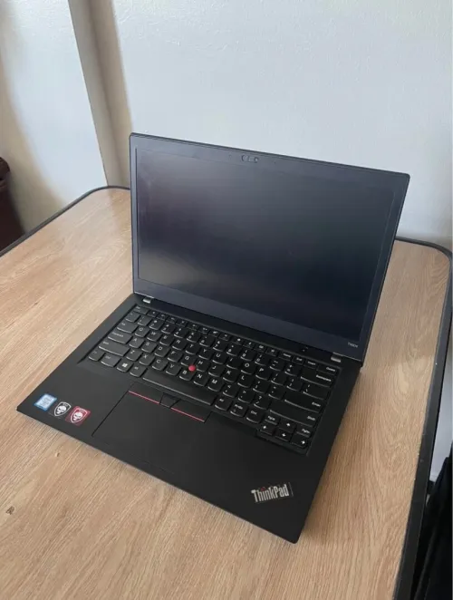 Un laptop Lenovo ThinkPad T480s (super) très bon état avec un chargeur Original