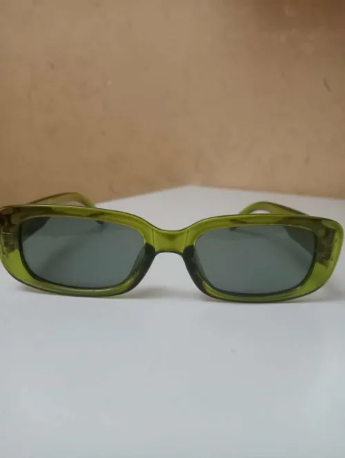 Lunettes de Soleil Vertes  en très bon état 10/10 a vendre avec un prix liquidation a 1000DA