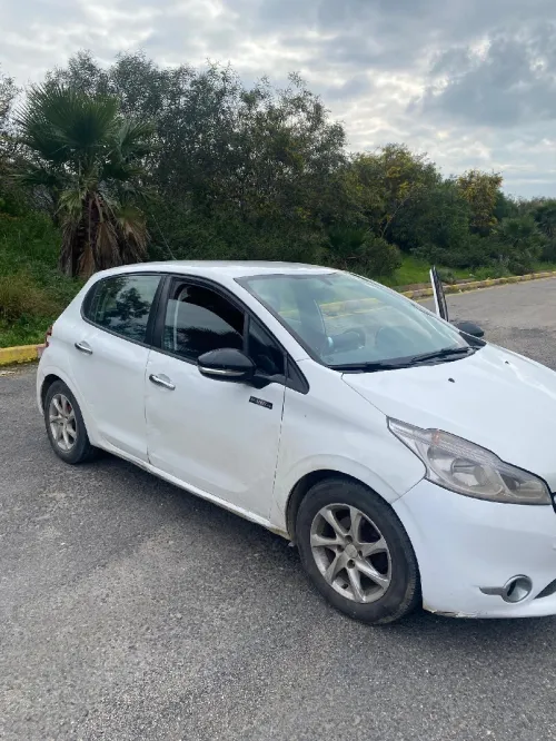 Peugeot 208 2014 Silver Line