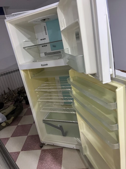 À VENDRE Réfrigérateur TOSHIBA Double Porte Bon État