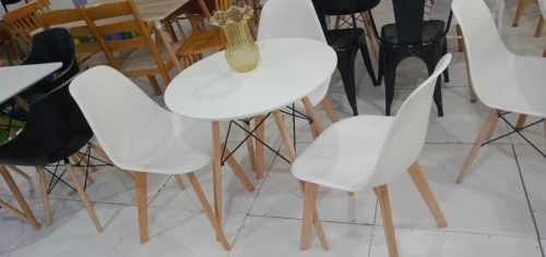 Table scandinave carrée avec 4 chaises