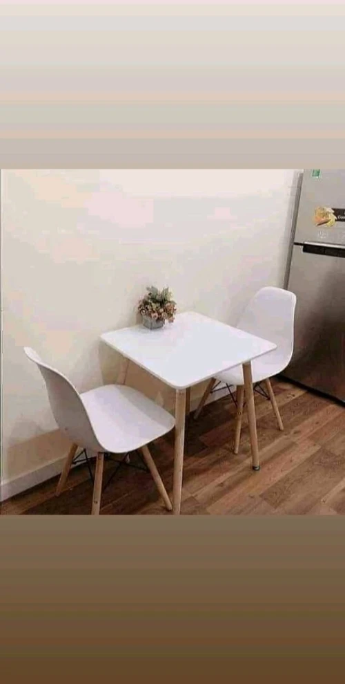 Table scandinave carrée avec 4 chaises