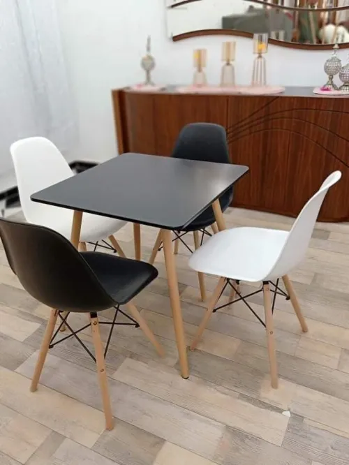 Table scandinave carrée avec 4 chaises