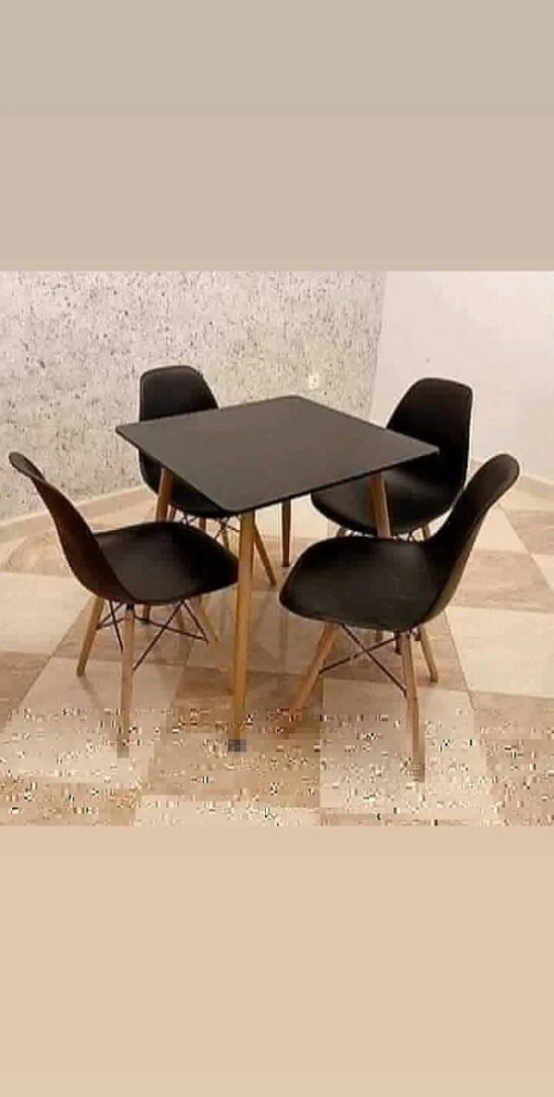 Table scandinave carrée avec 4 chaises
