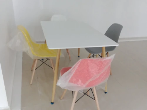 Solde table SCANDINAVE avec  chaise prix imbattable 